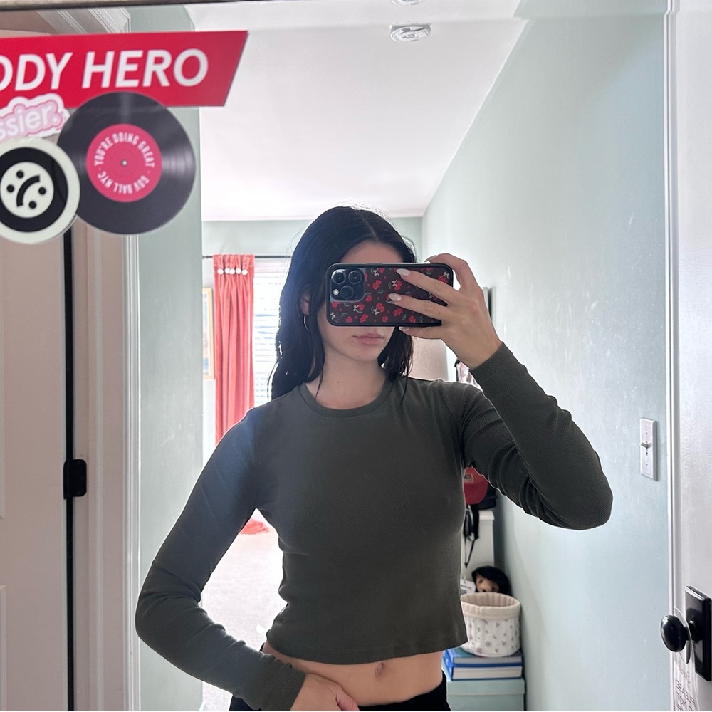 Aritzia Olive Green Long Sleeve Ribbed Crop Top - Picture 2 of 3